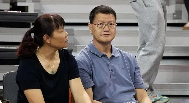 周琦老婆曾逼其回国,周琦 老婆