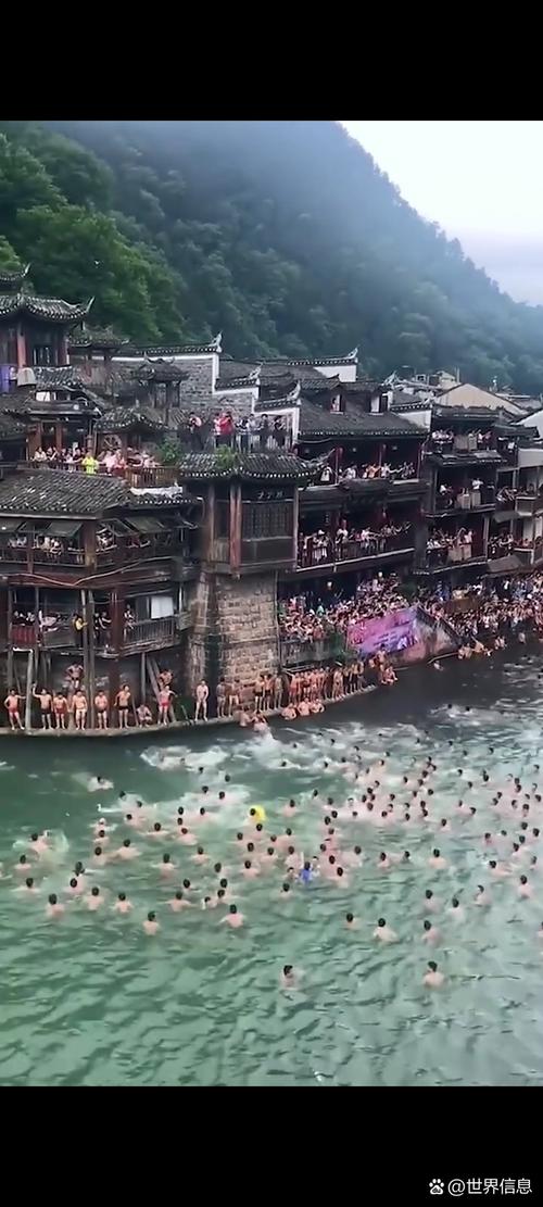 新澳门全年免费料新澳和凤凰古城百人抢鸭子与凤凰古城百人抢鸭子是真的吗