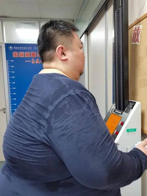新澳门彩出号综合走势和205斤小伙被风吹倒与男子被风吹走
